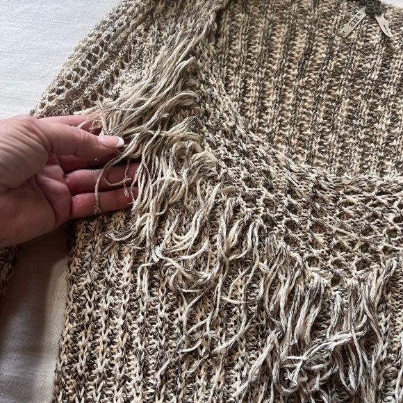 Cute sweater from buckle!! - Picture 4 of 9